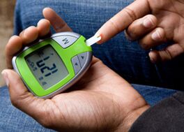 Glucometro per controllare lo specchio del glucosio nel sangue nel diabete mellito