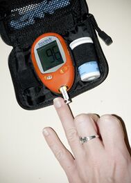 Misurazione dello specchio del glucosio nel sangue per correggere le dosi di insulina con 1 tipo di diabete